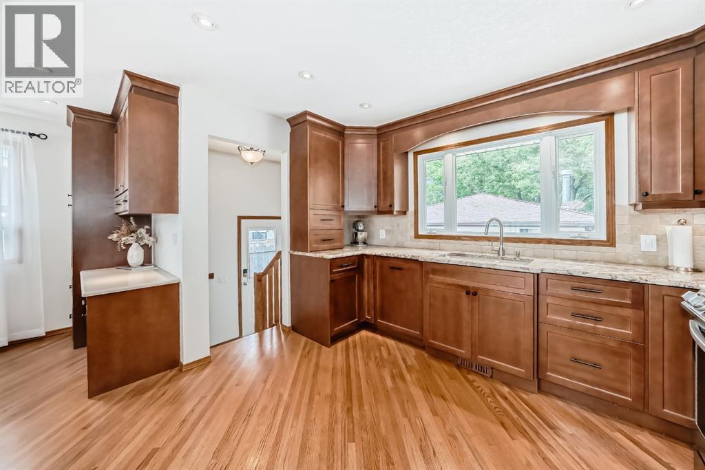 Photo 7 of 5556 Dalhart Hill Nw, Calgary AB