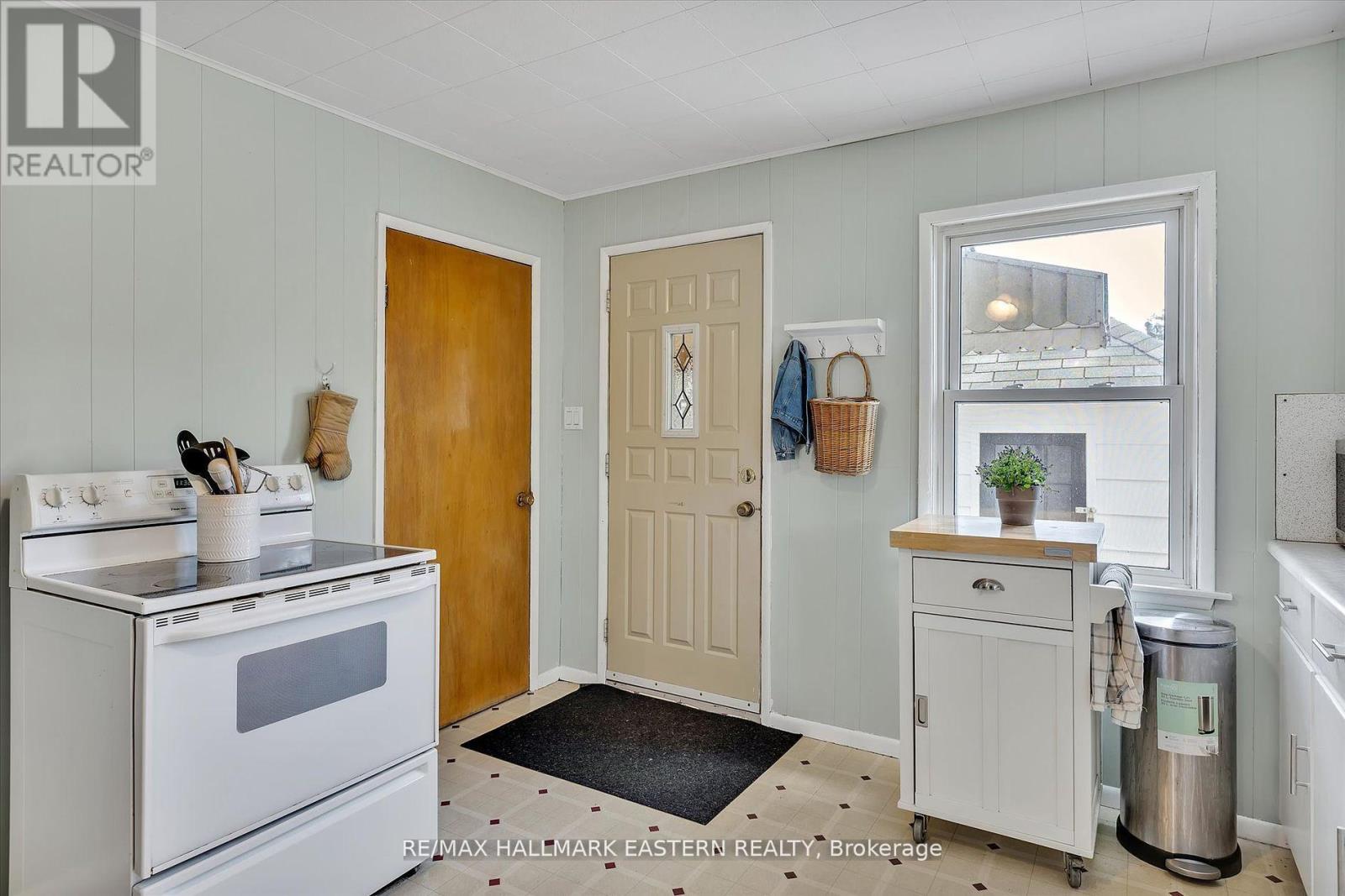 Photo 16 of 706 Monaghan Road, Peterborough ON