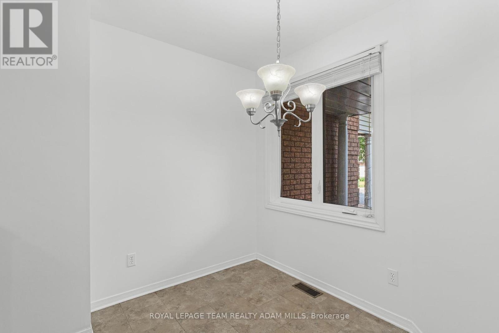 Photo 13 of 106 Woodpark Way, Ottawa ON
