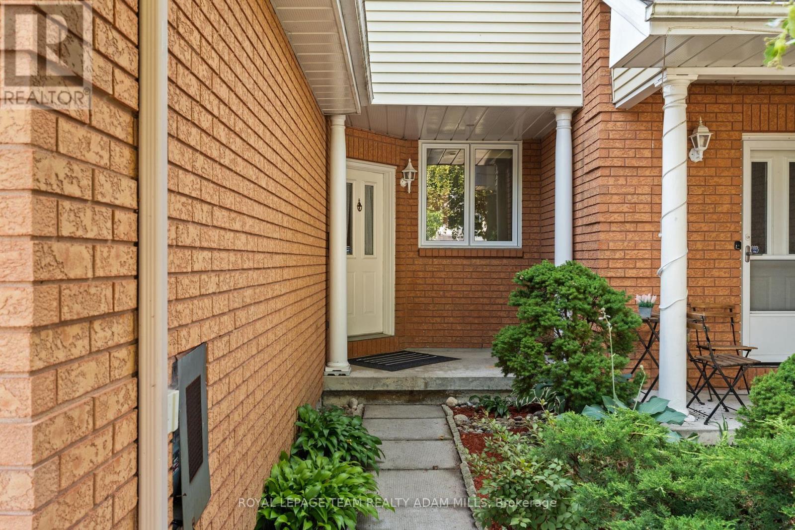 Photo 3 of 106 Woodpark Way, Ottawa ON