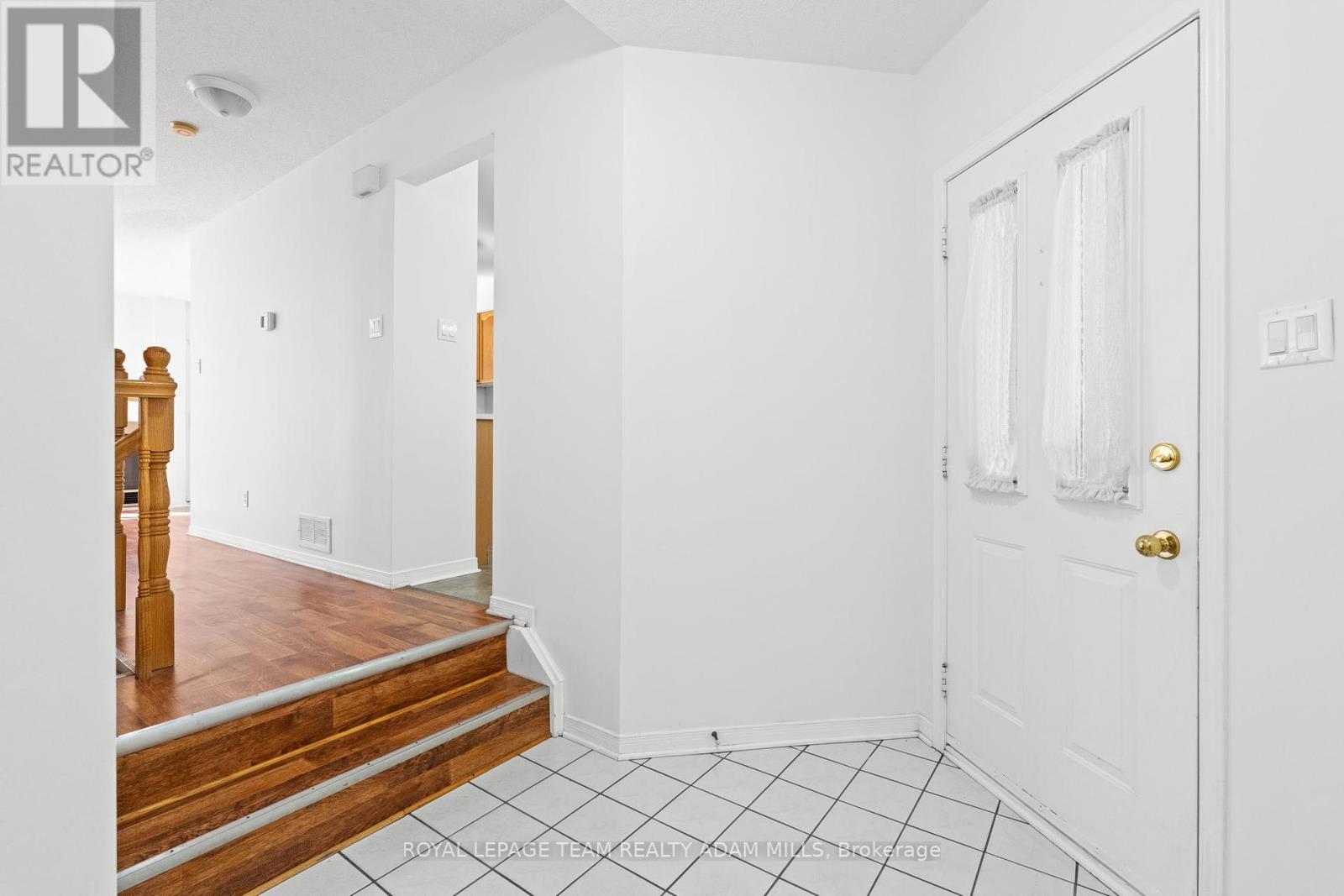 Photo 4 of 106 Woodpark Way, Ottawa ON