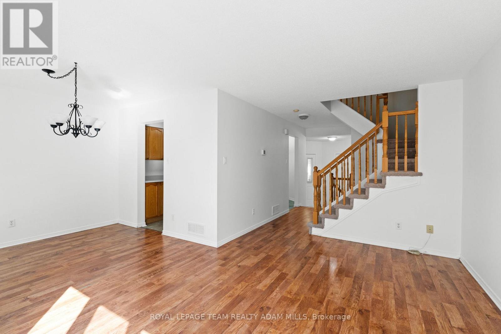 Photo 8 of 106 Woodpark Way, Ottawa ON