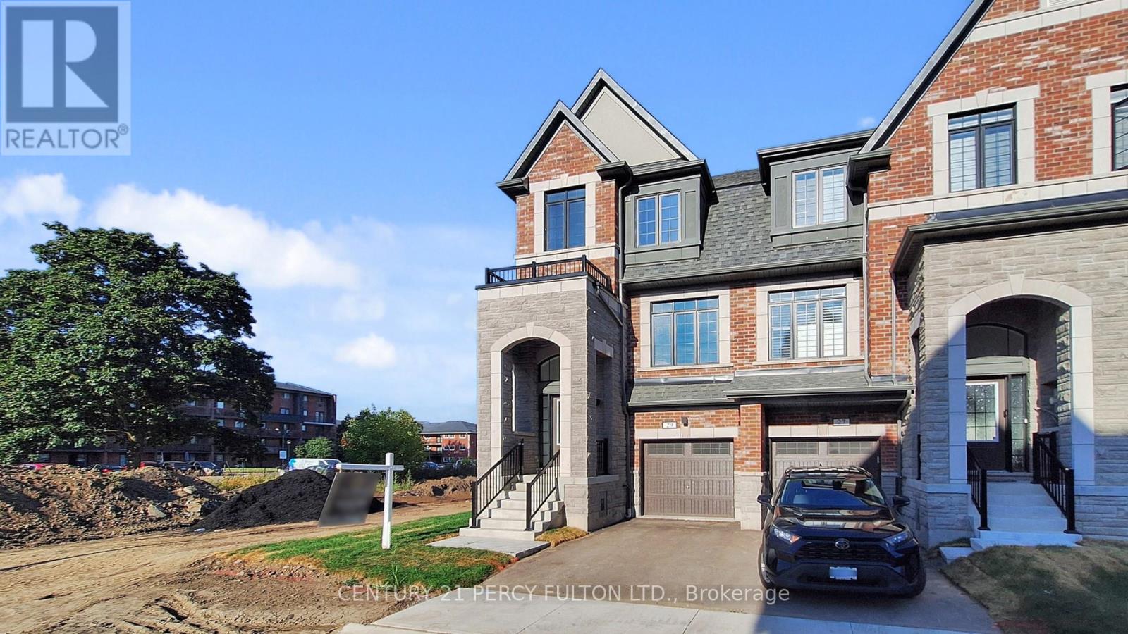 Photo 2 of 29 Calloway Way, Whitby ON