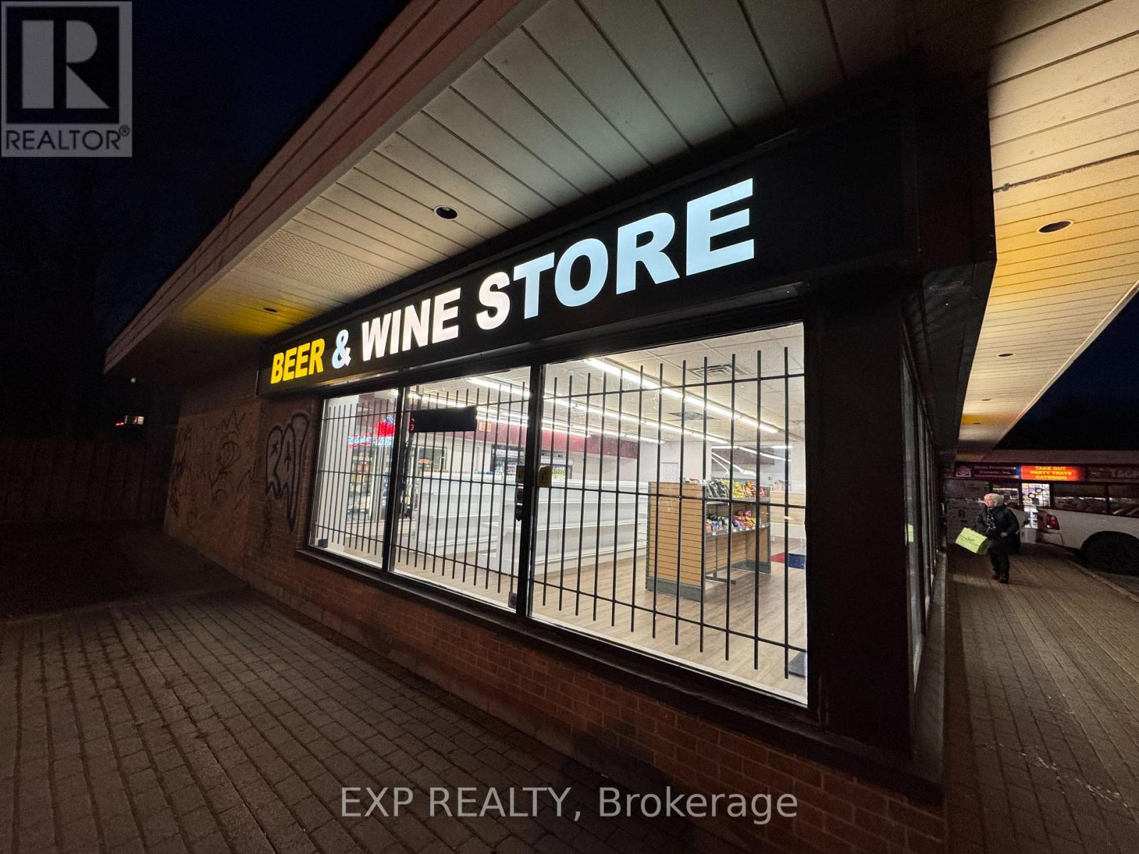 Photo 2 of 104 707 Kennedy Road, Toronto ON
