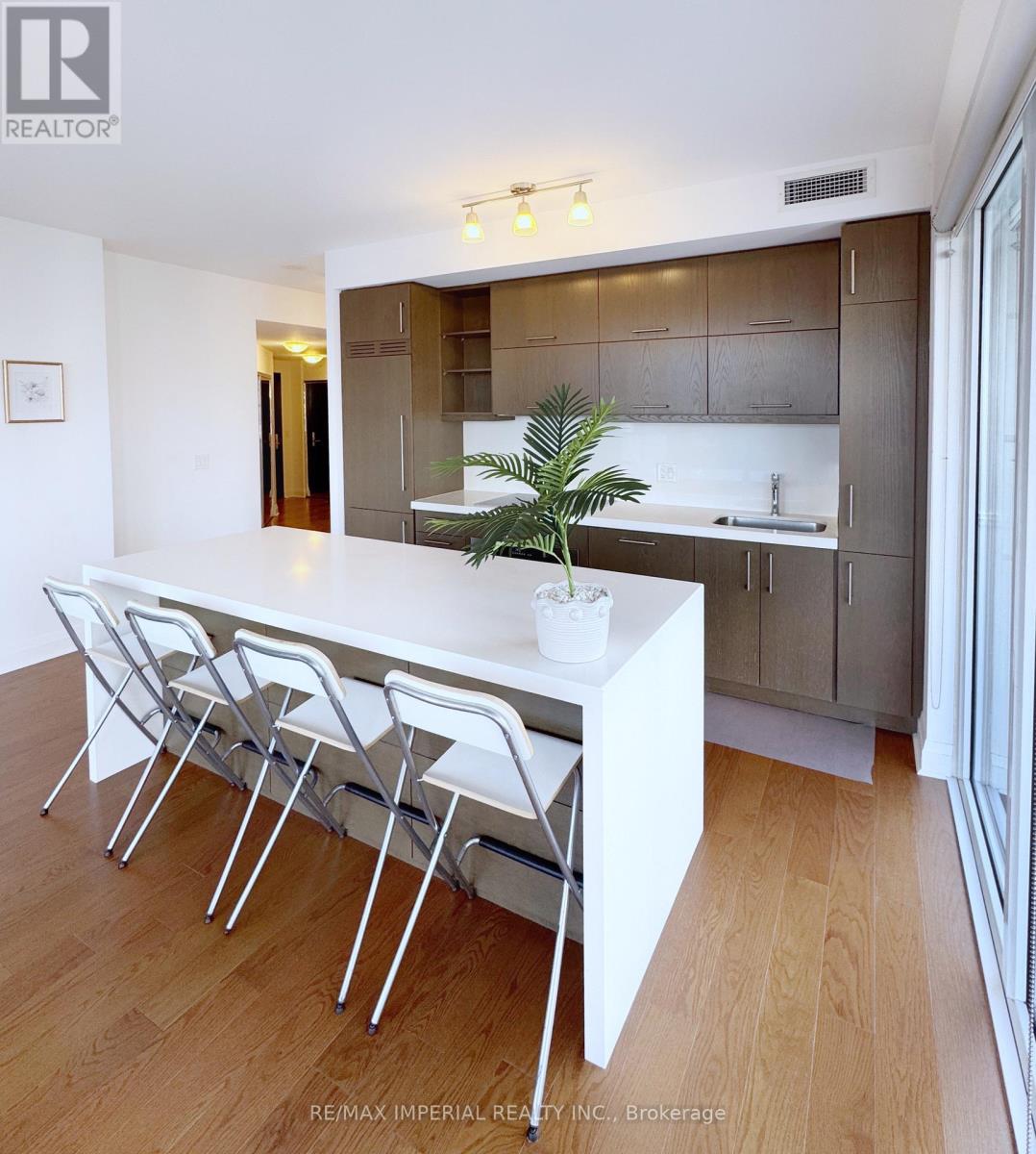 Photo 9 of 1910 1080 Bay Street, Toronto ON