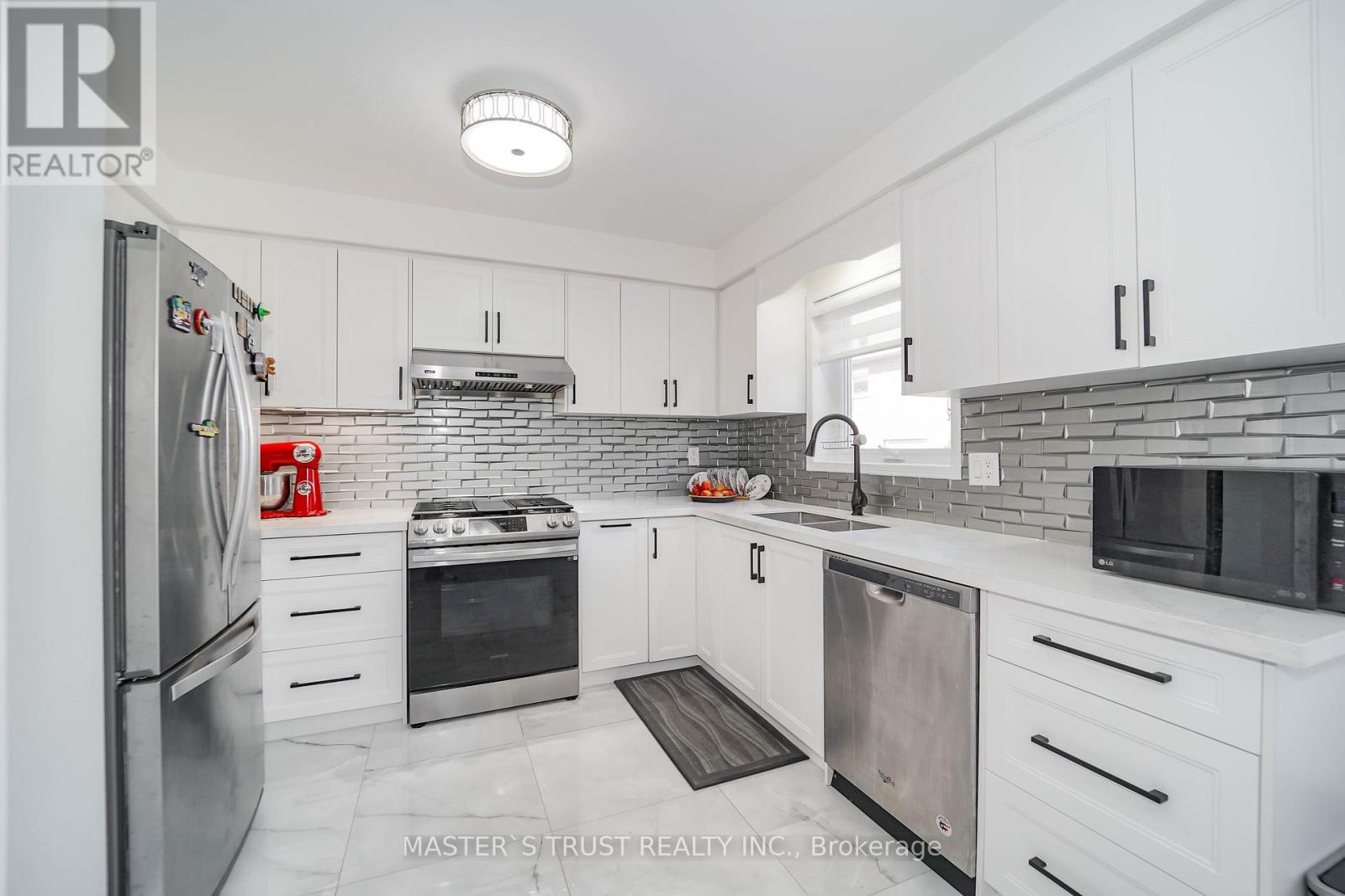Photo 12 of 40 Rochefort Drive, Toronto ON