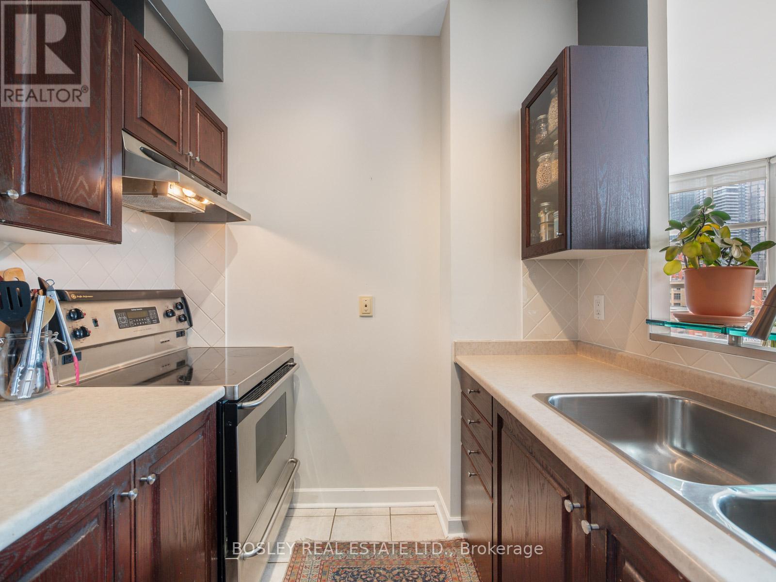 Photo 6 of 715 438 Richmond Street W, Toronto ON