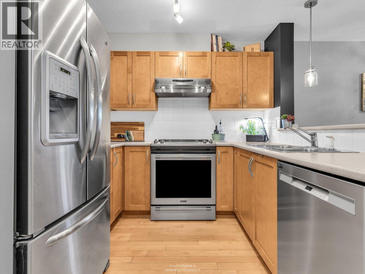 Photo 3 of 105 333 E 1st Street, North Vancouver BC