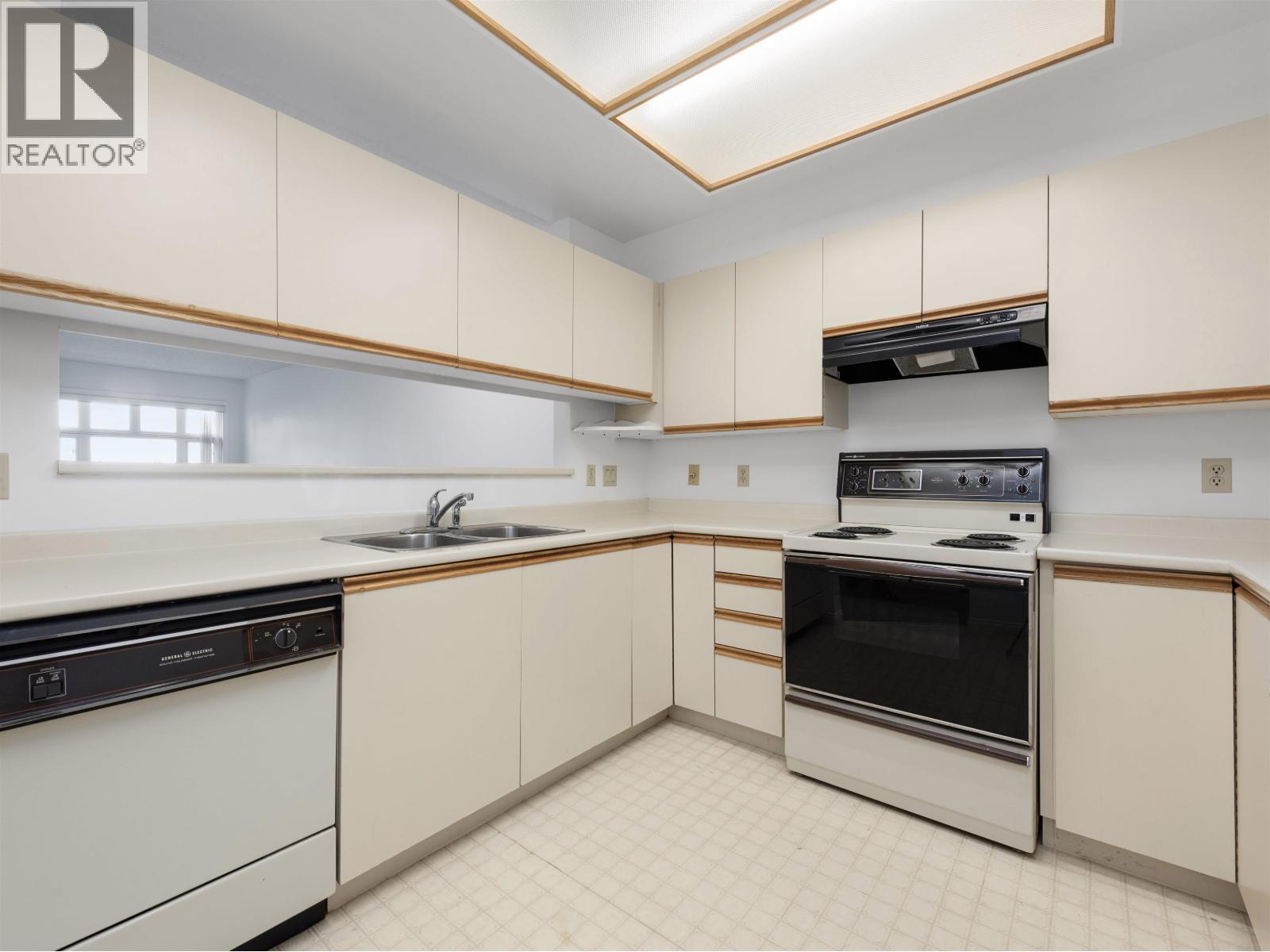 Photo 8 of 414 2800 Chesterfield Avenue, North Vancouver BC