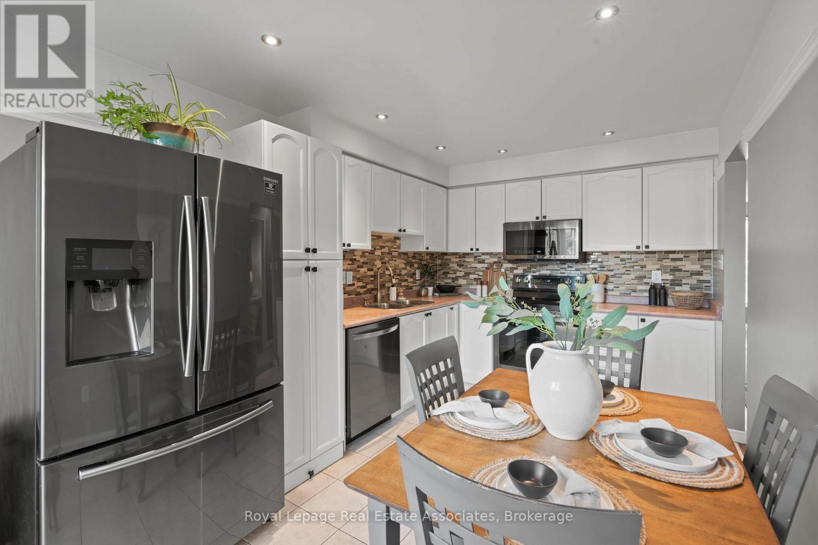Photo 4 of 35 Willey Drive, Clarington ON