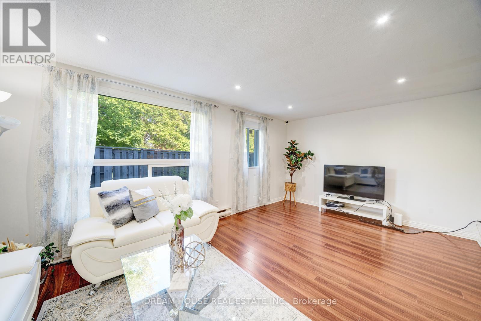Photo 9 of 106 850 Huntingwood Drive, Toronto ON