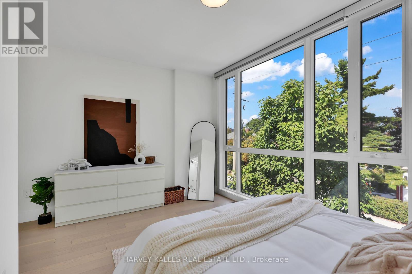 Photo 31 of 167 Sammon Avenue, Toronto ON