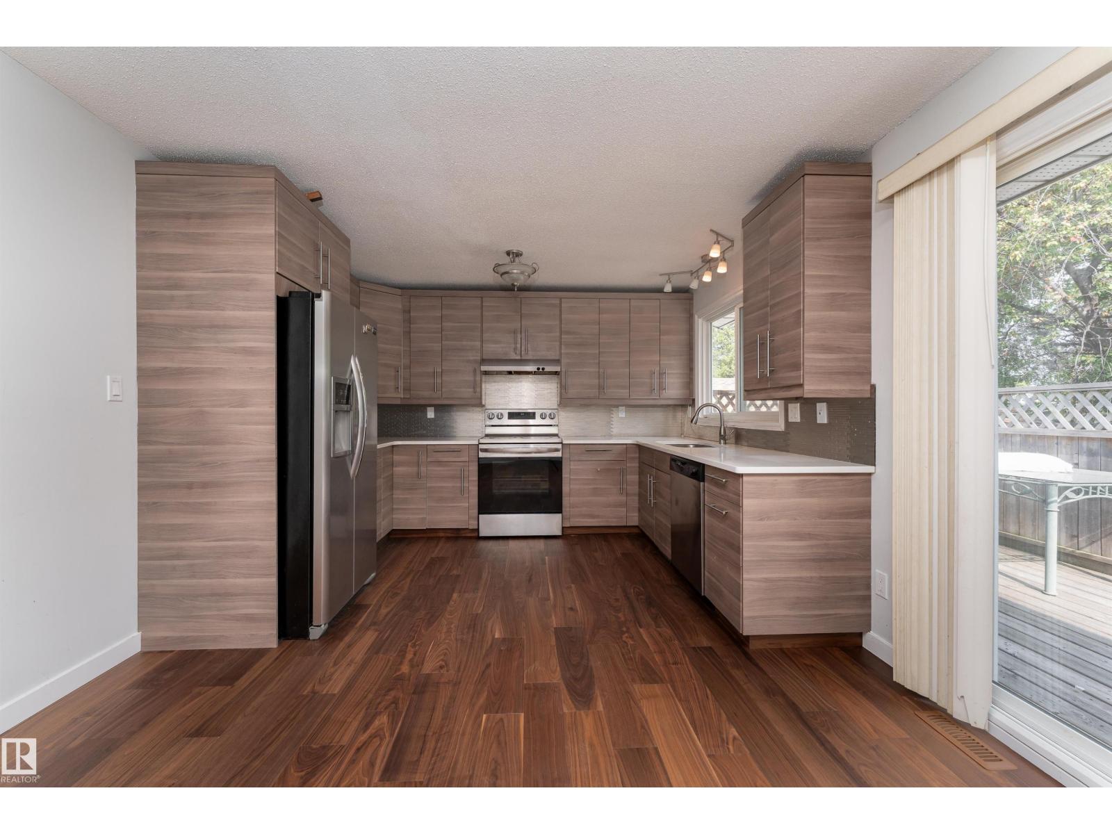 Photo 18 of 1113 Lakewood N Nw, Edmonton AB