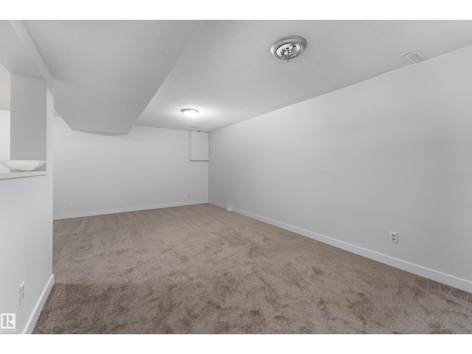 Photo 31 of 1113 Lakewood N Nw, Edmonton AB