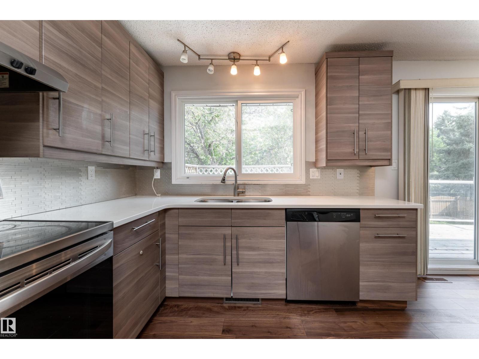 Photo 5 of 1113 Lakewood N Nw, Edmonton AB