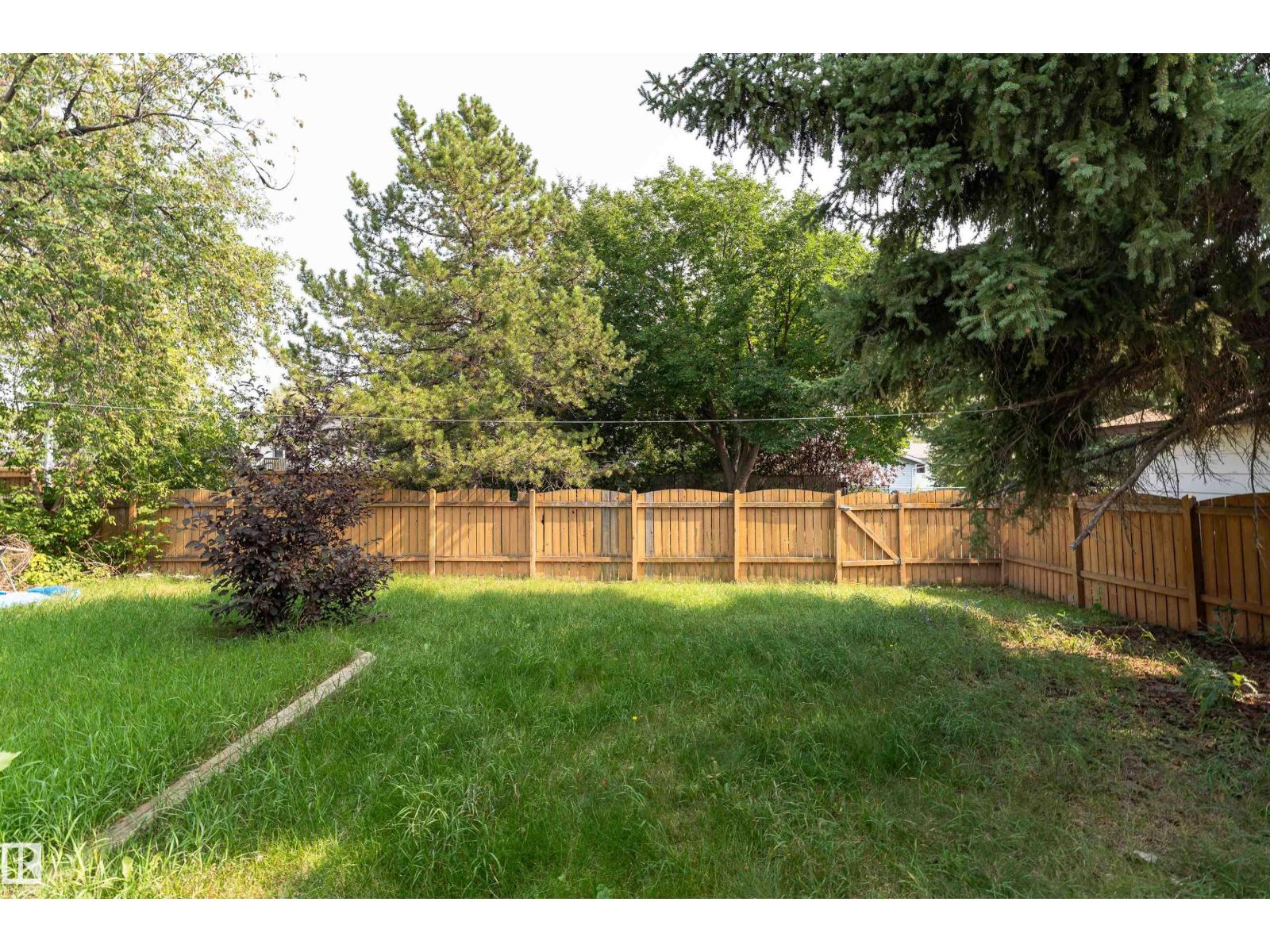 Photo 7 of 1113 Lakewood N Nw, Edmonton AB