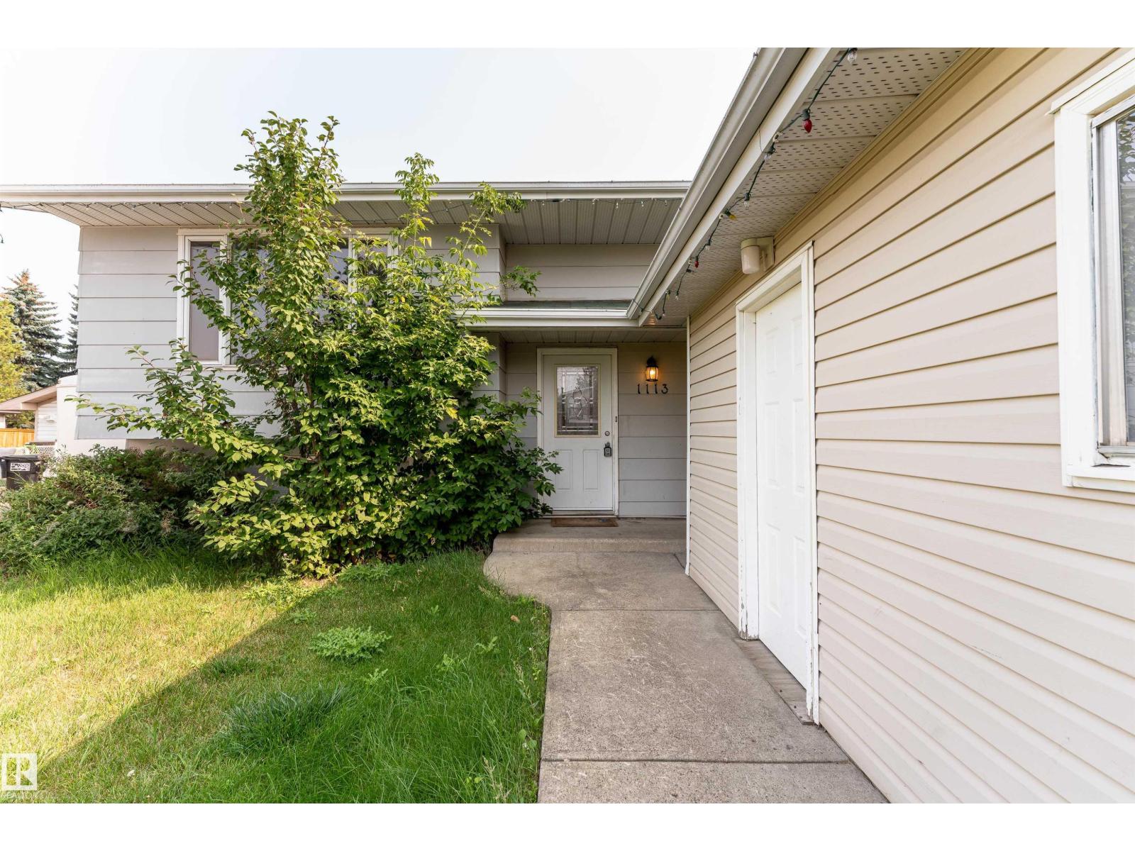 Photo 9 of 1113 Lakewood N Nw, Edmonton AB