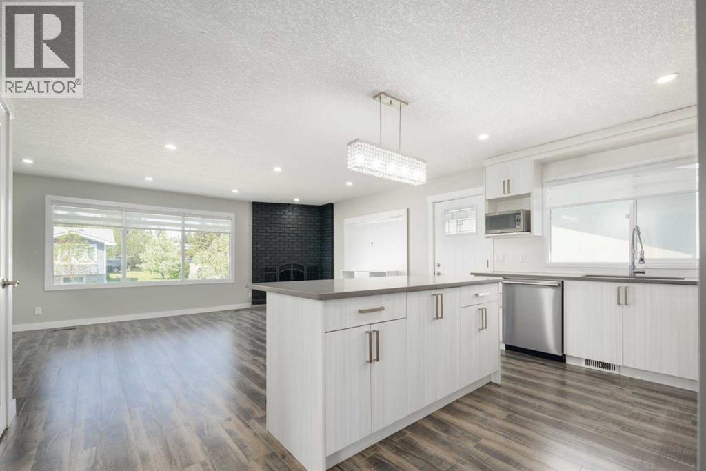 Photo 5 of 11036 7 Street Sw, Calgary AB