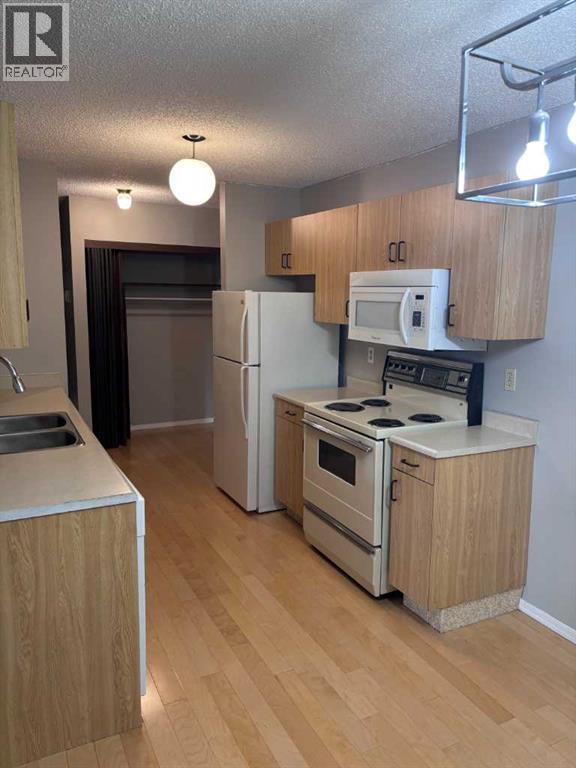 Photo 4 of 109 85 Foxbend Crescent N, Lethbridge AB