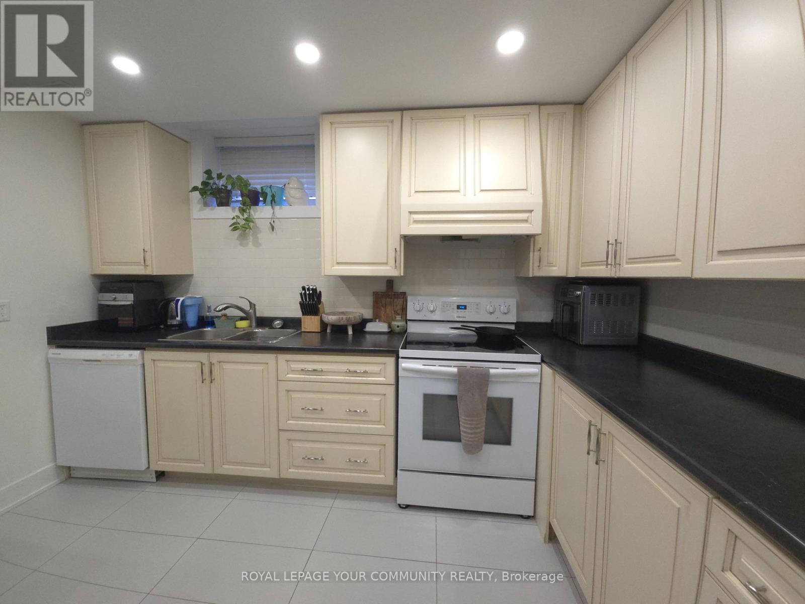 Photo 8 of Bsmt 171 Dolores Crescent, Vaughan ON