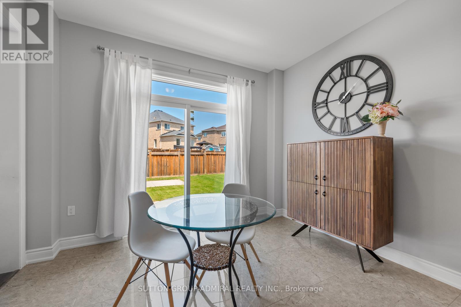 Photo 12 of 186 Romanelli Crescent, Bradford West Gwillimbury ON