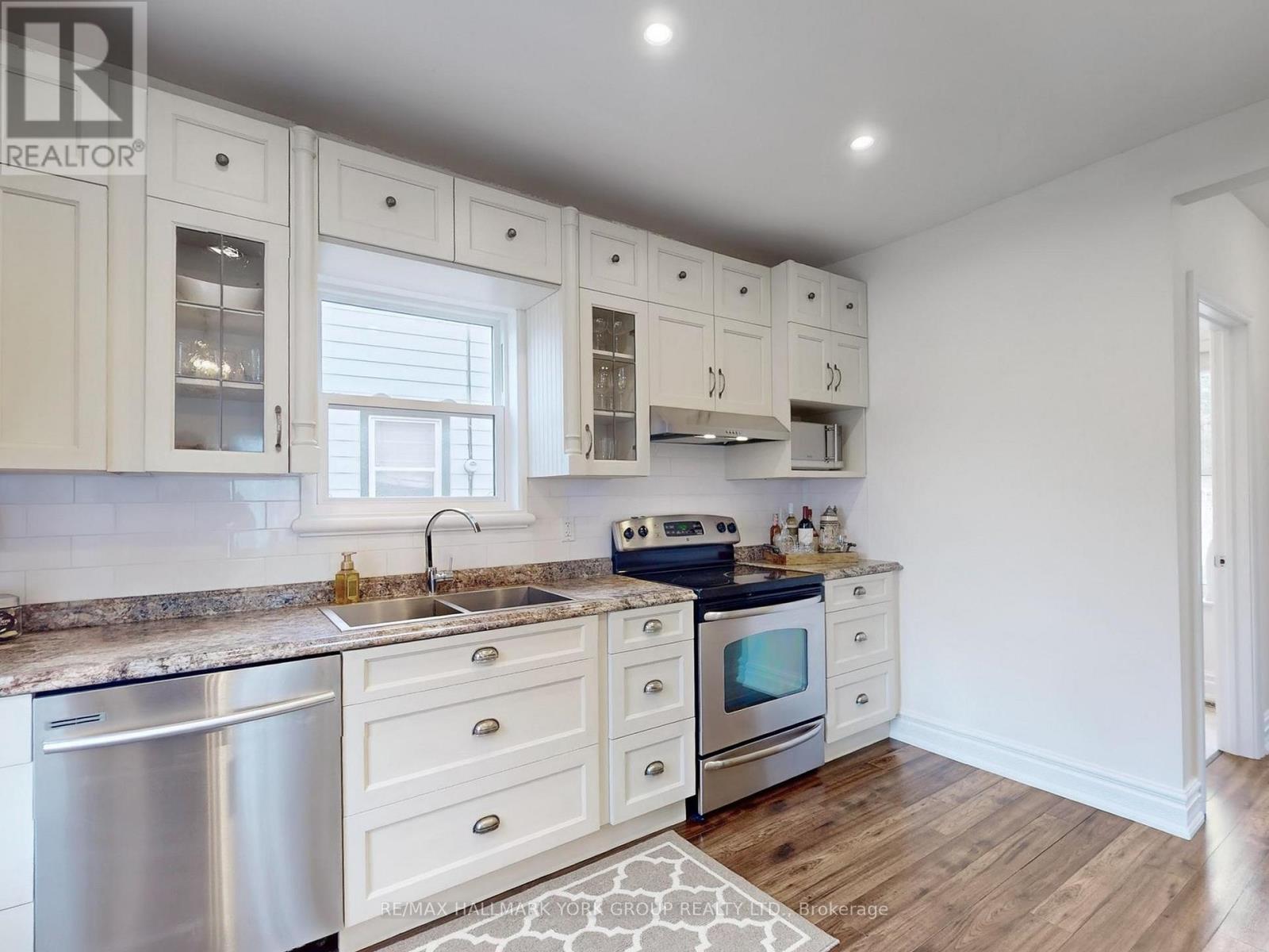 Photo 11 of 21 Irwin Avenue, Aurora ON