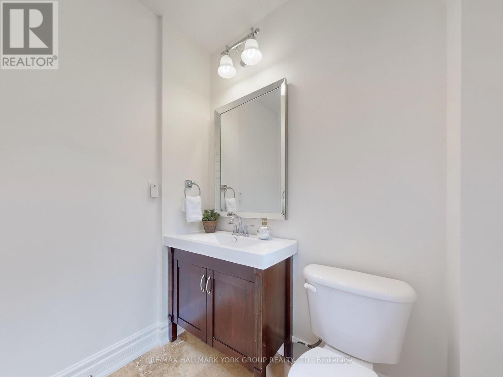 Photo 16 of 21 Irwin Avenue, Aurora ON