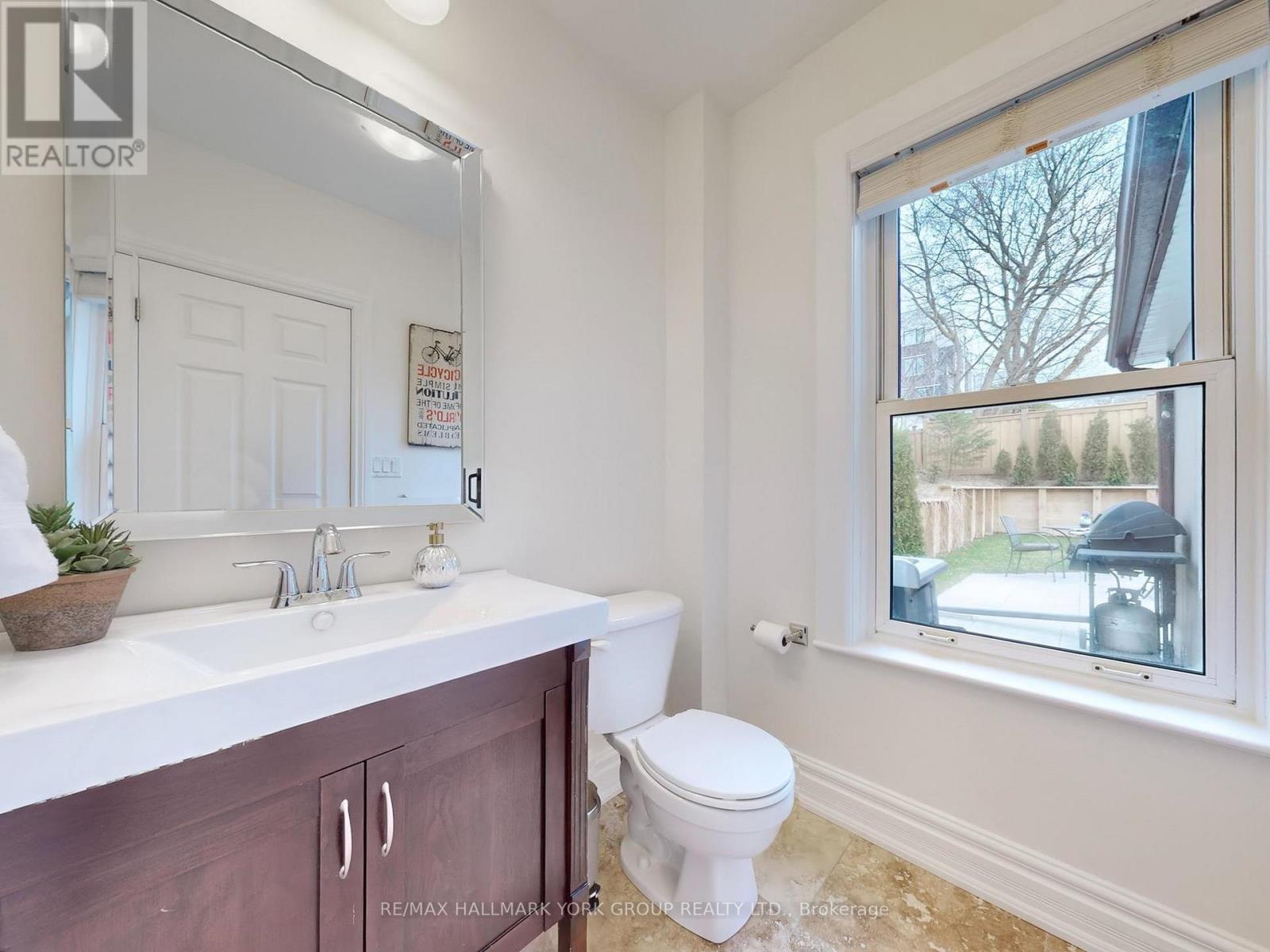 Photo 17 of 21 Irwin Avenue, Aurora ON