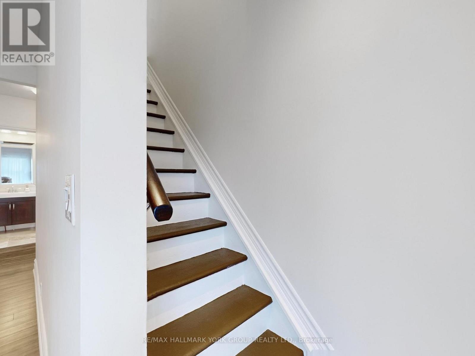 Photo 18 of 21 Irwin Avenue, Aurora ON
