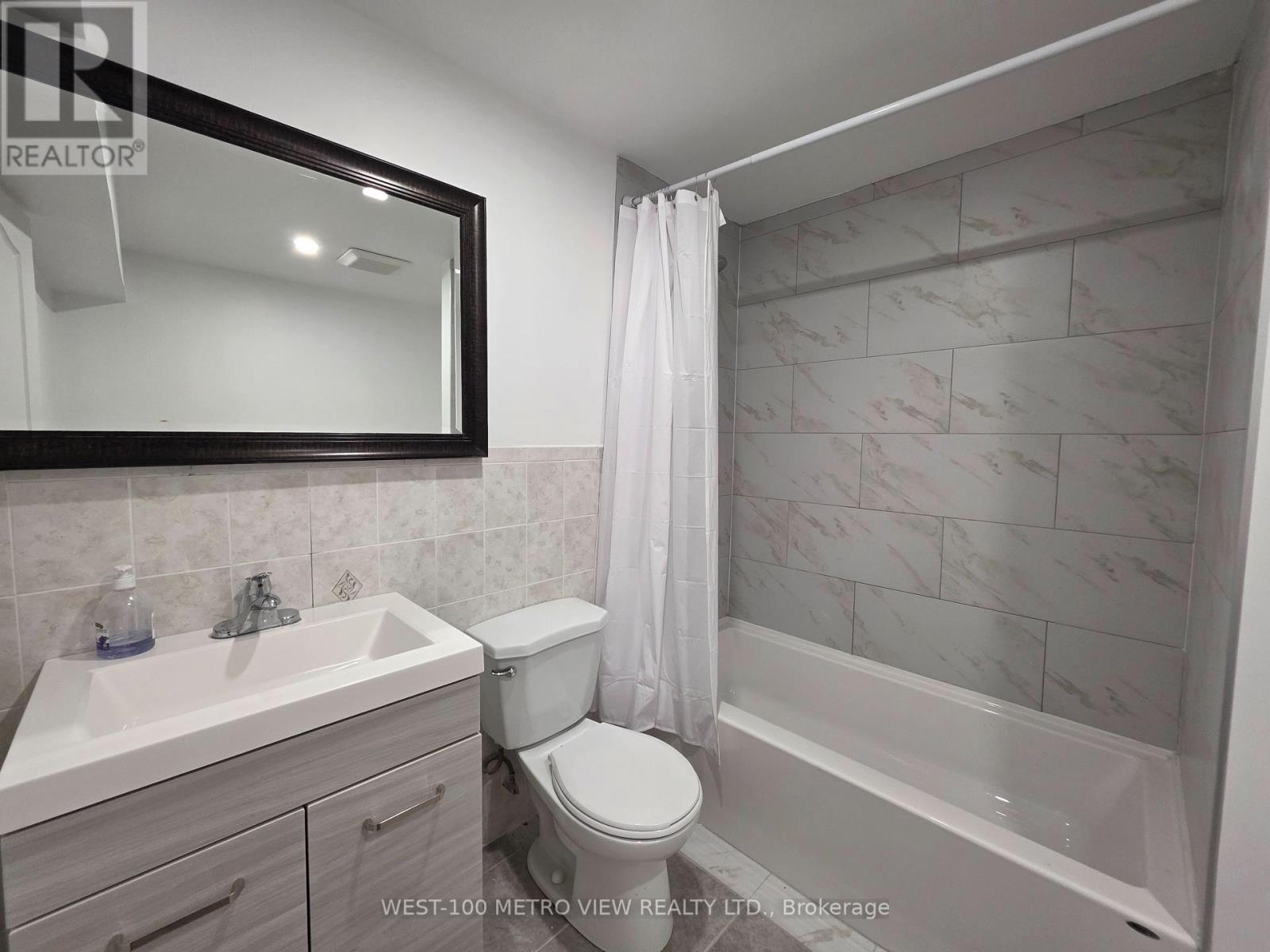 Photo 11 of 250 Sunset Ridge, Vaughan ON