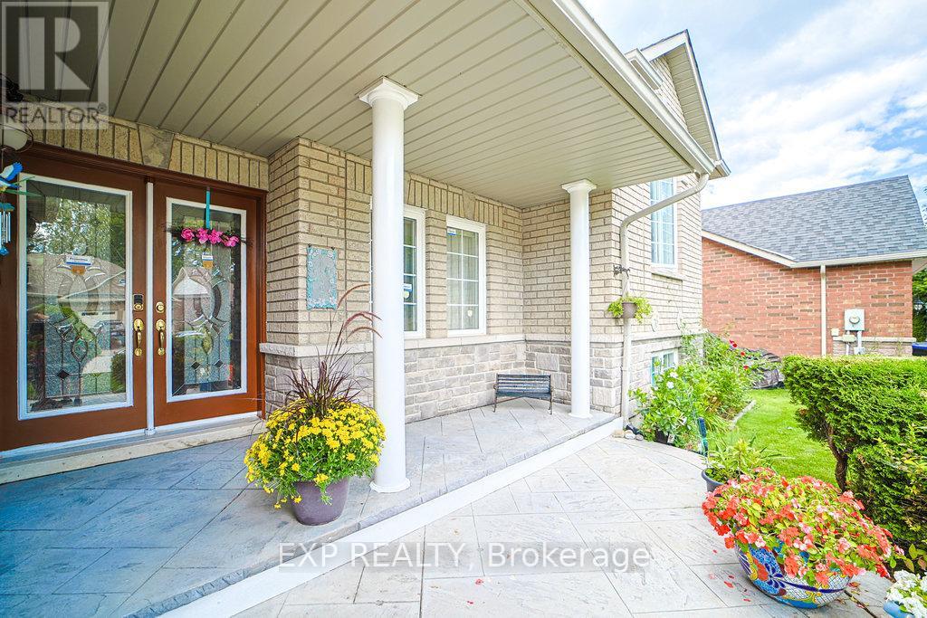 Photo 2 of 27 Green Pine Crescent, Wasaga Beach ON