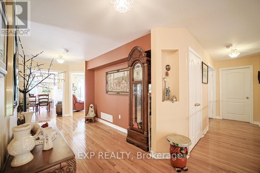 Photo 7 of 27 Green Pine Crescent, Wasaga Beach ON