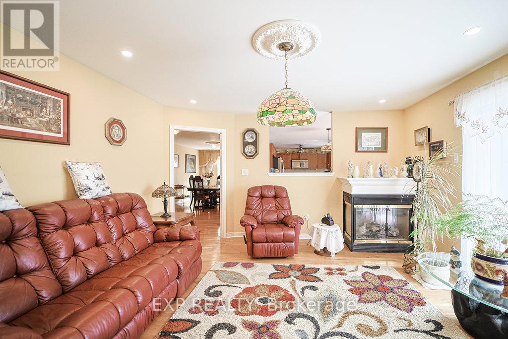 Photo 8 of 27 Green Pine Crescent, Wasaga Beach ON