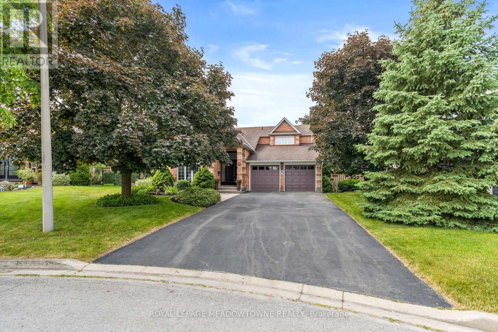 Photo 2 of 10 Janet Court, Halton Hills ON