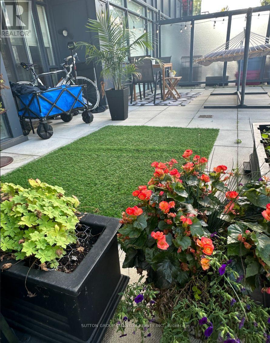 Photo 11 of 216 11 Superior Avenue, Toronto ON