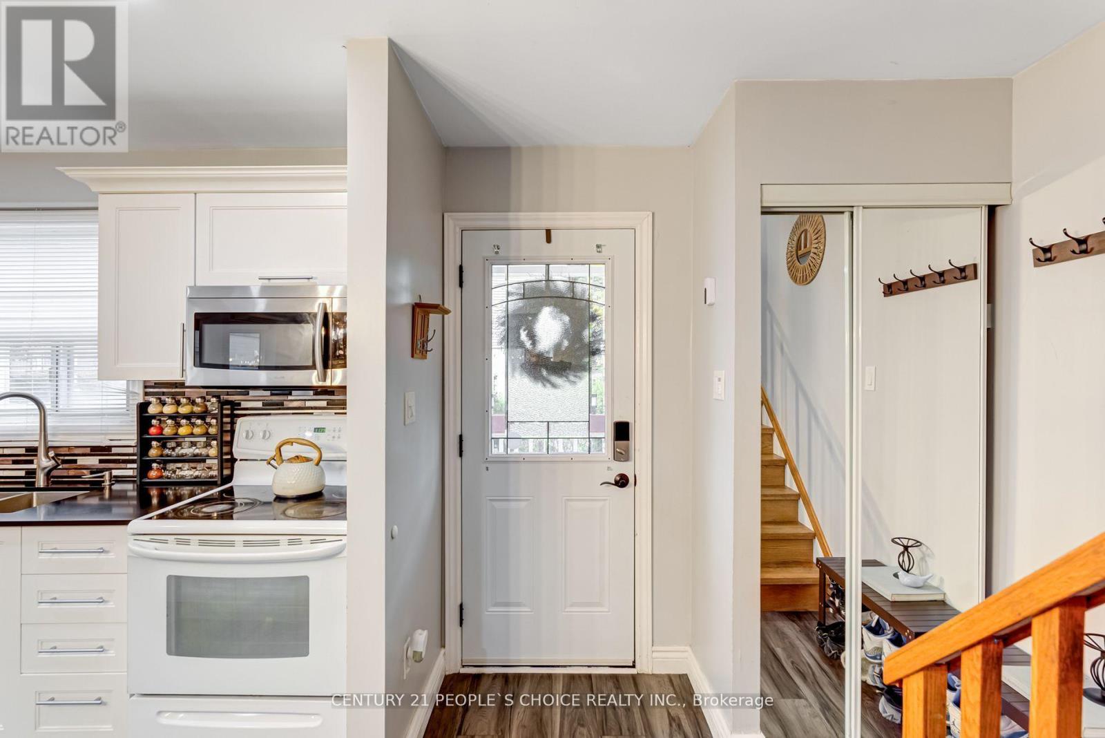 Photo 3 of 13 Jeffrey Street, Brampton ON