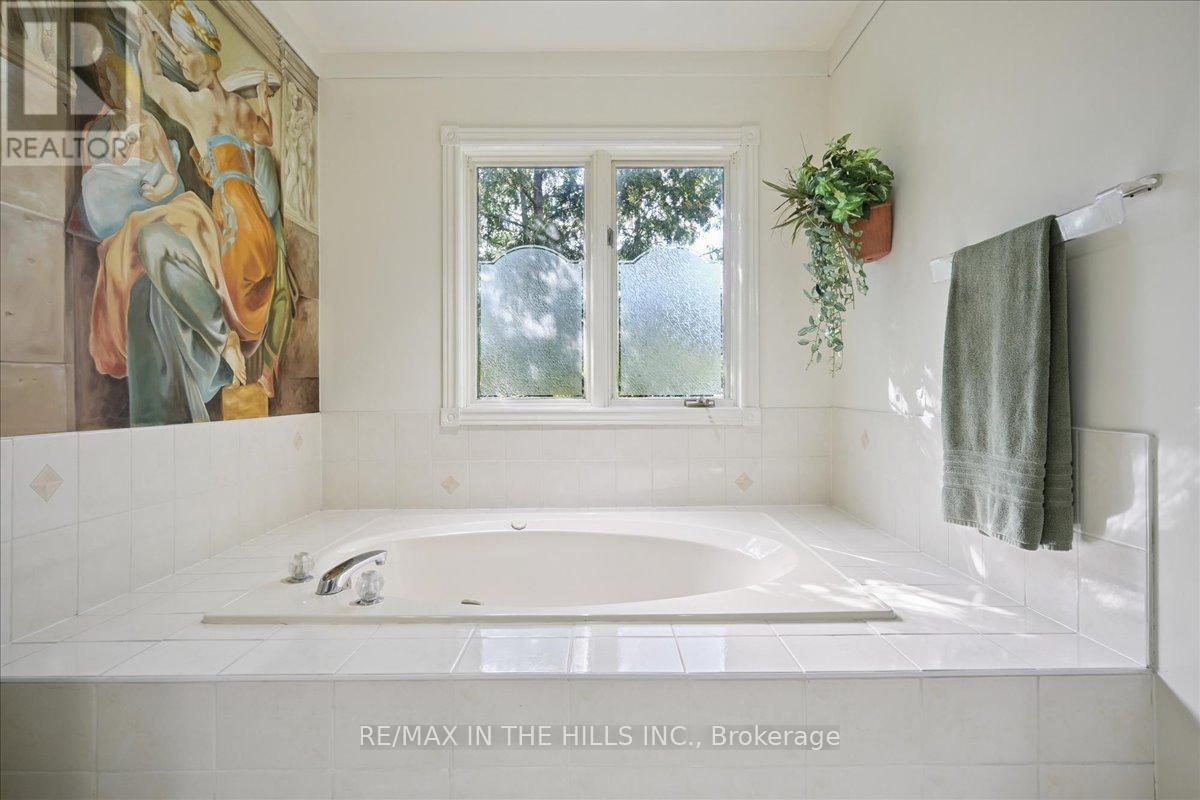 Photo 32 of 5352 Glen Erin Drive, Mississauga ON