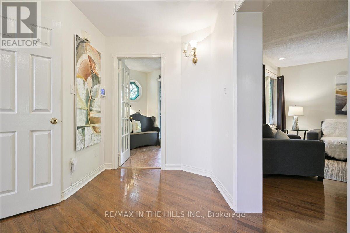 Photo 7 of 5352 Glen Erin Drive, Mississauga ON