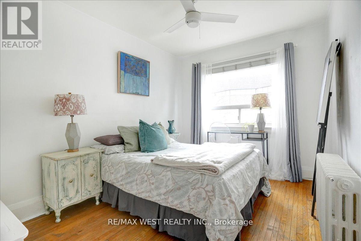 Photo 10 of 30 Glendale Avenue, Toronto ON