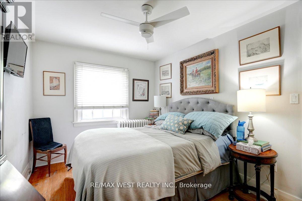 Photo 11 of 30 Glendale Avenue, Toronto ON
