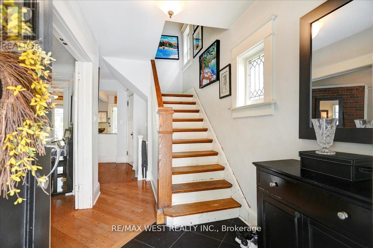Photo 3 of 30 Glendale Avenue, Toronto ON