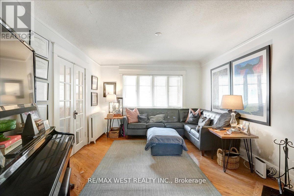 Photo 4 of 30 Glendale Avenue, Toronto ON