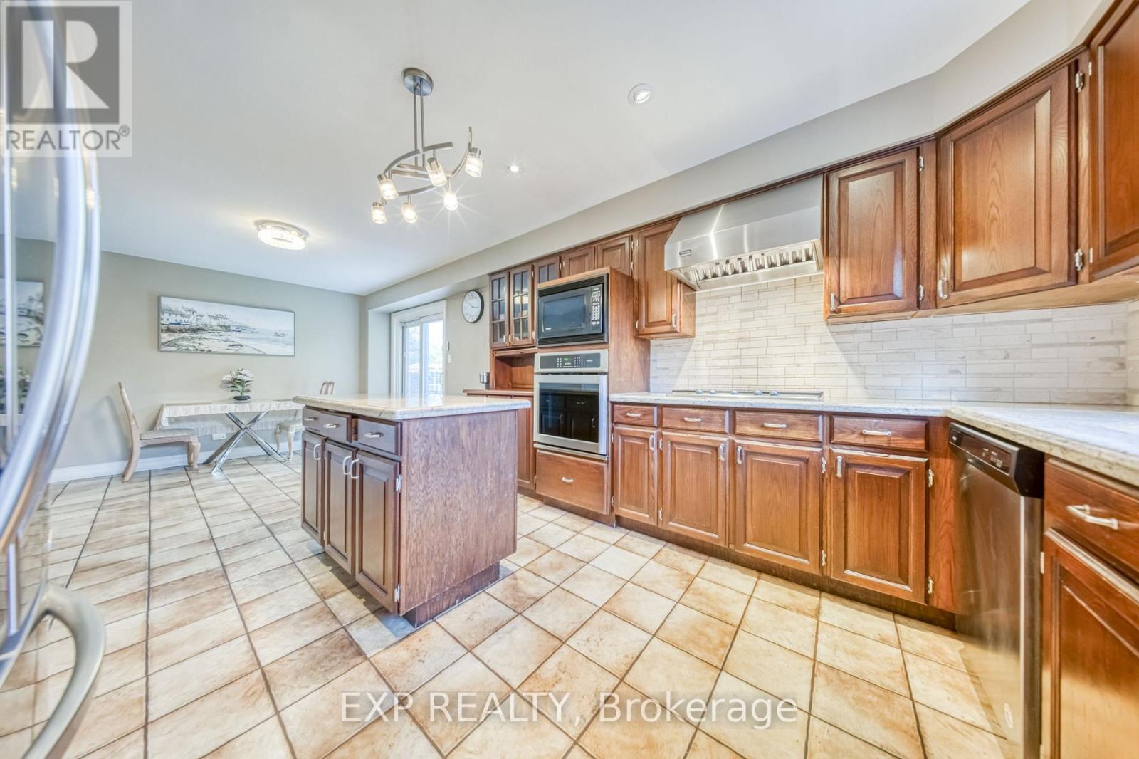 Photo 10 of 35 Highland Hill Hill, Toronto ON