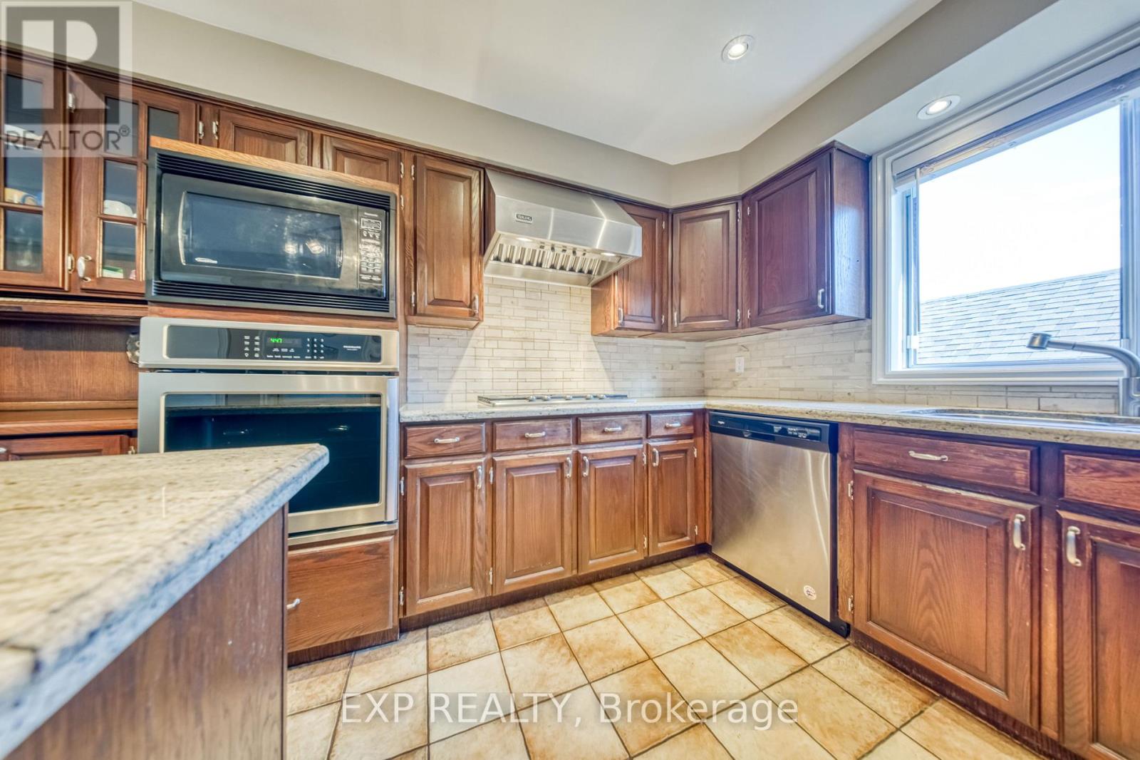 Photo 11 of 35 Highland Hill Hill, Toronto ON