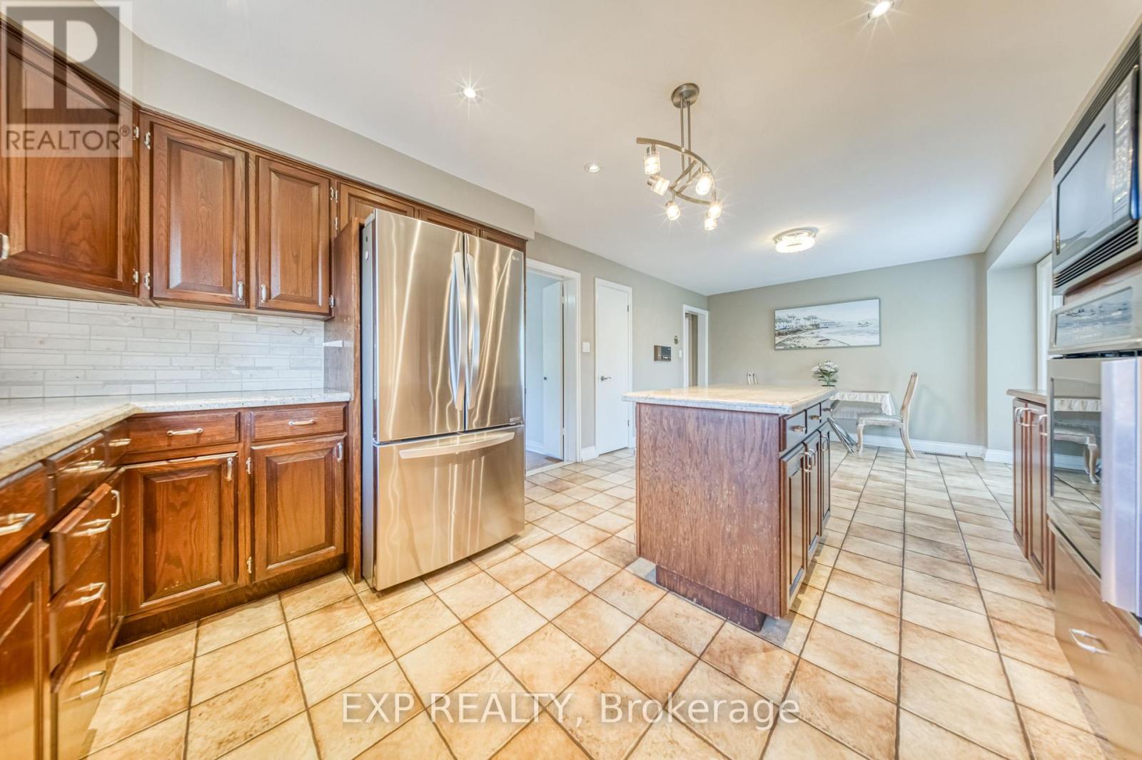 Photo 12 of 35 Highland Hill Hill, Toronto ON