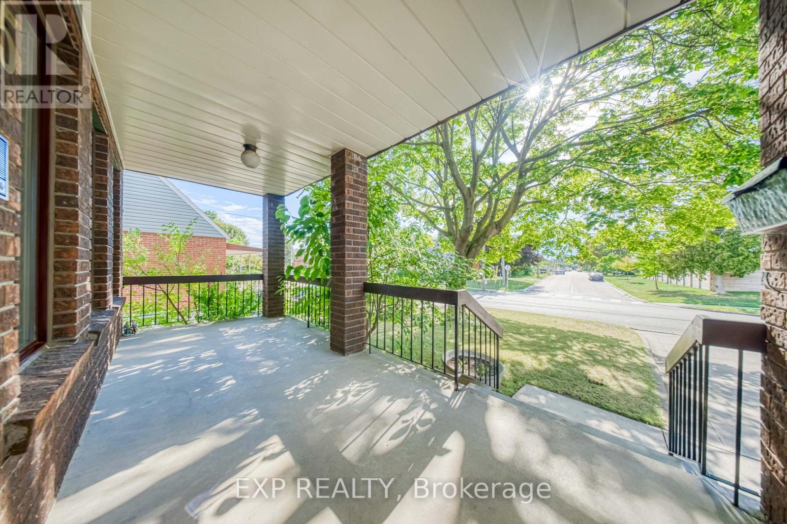 Photo 2 of 35 Highland Hill Hill, Toronto ON