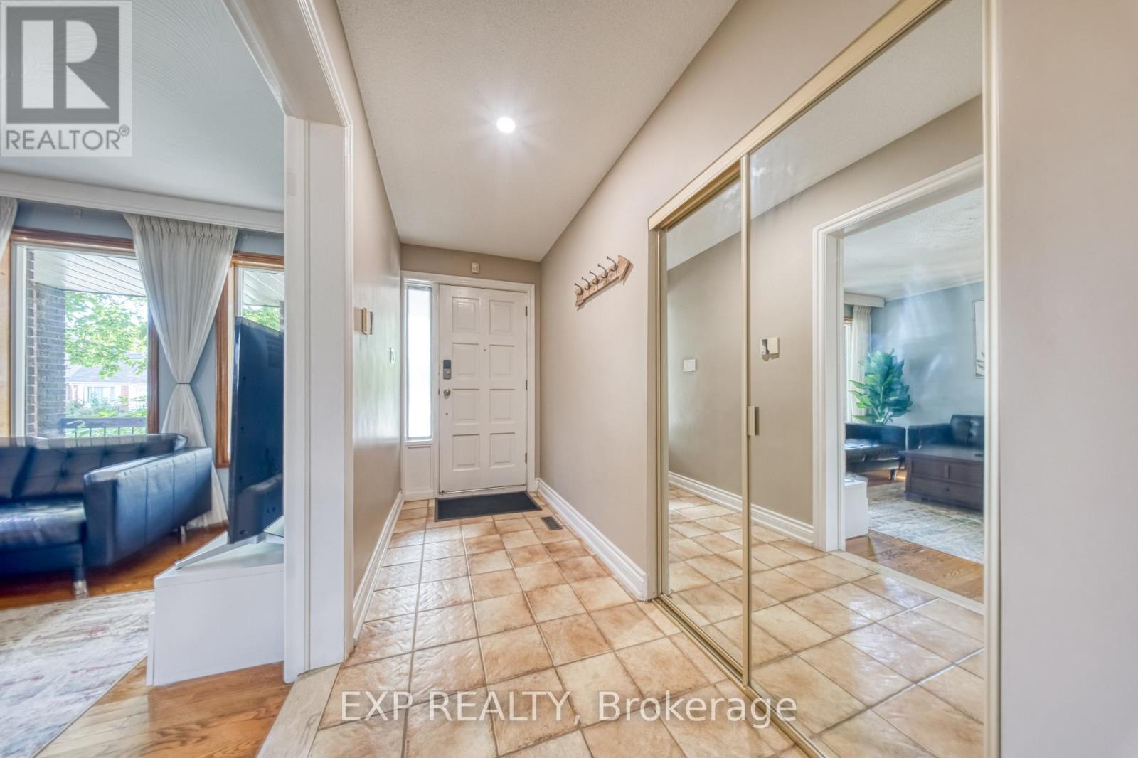 Photo 3 of 35 Highland Hill Hill, Toronto ON