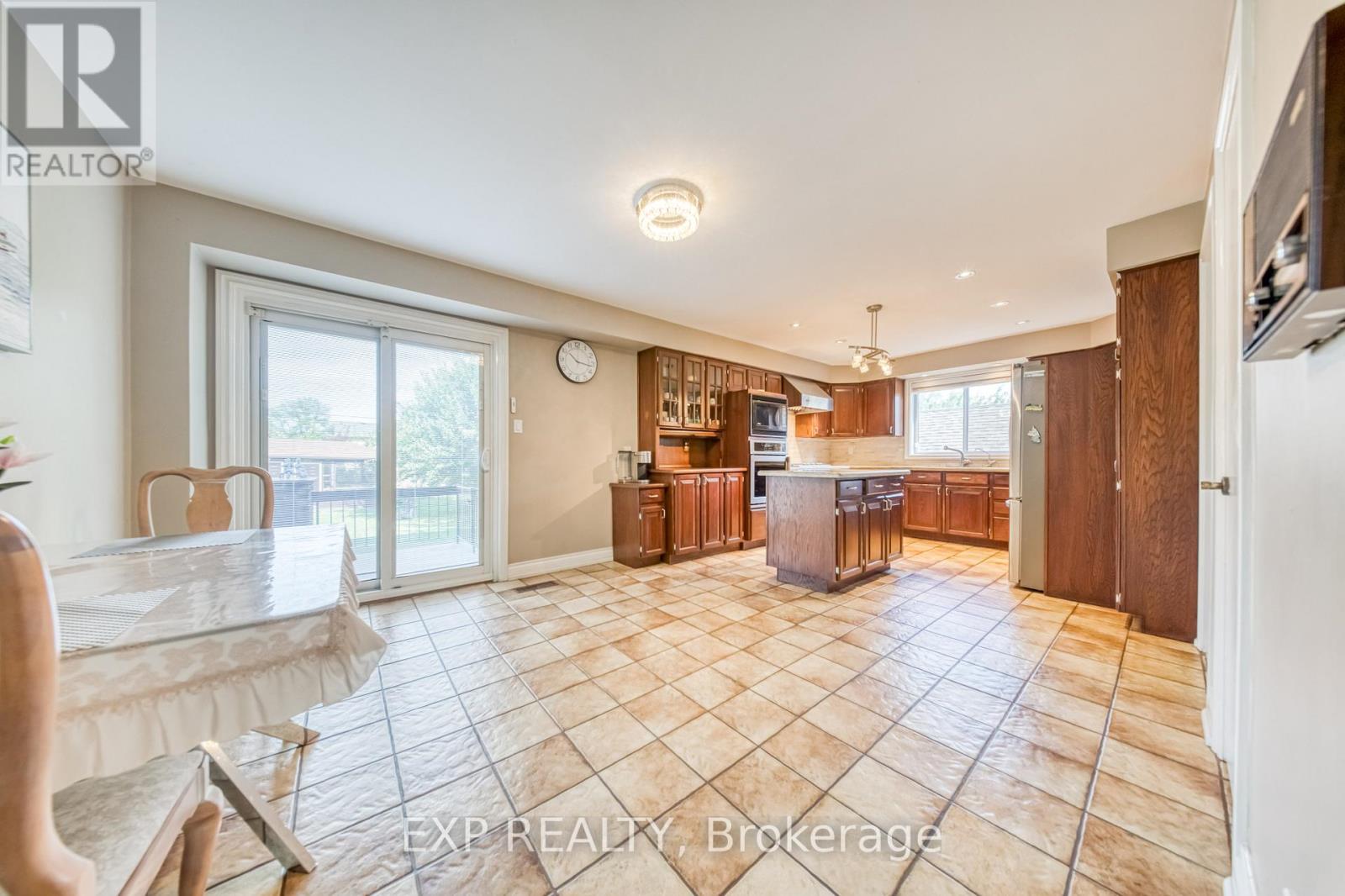 Photo 9 of 35 Highland Hill Hill, Toronto ON