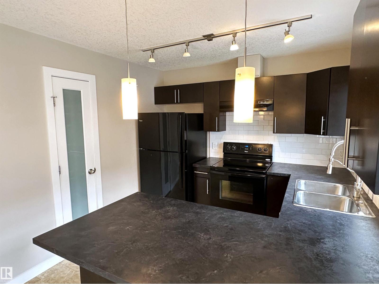 Photo 16 of 47 9535 217 St Nw, Edmonton AB