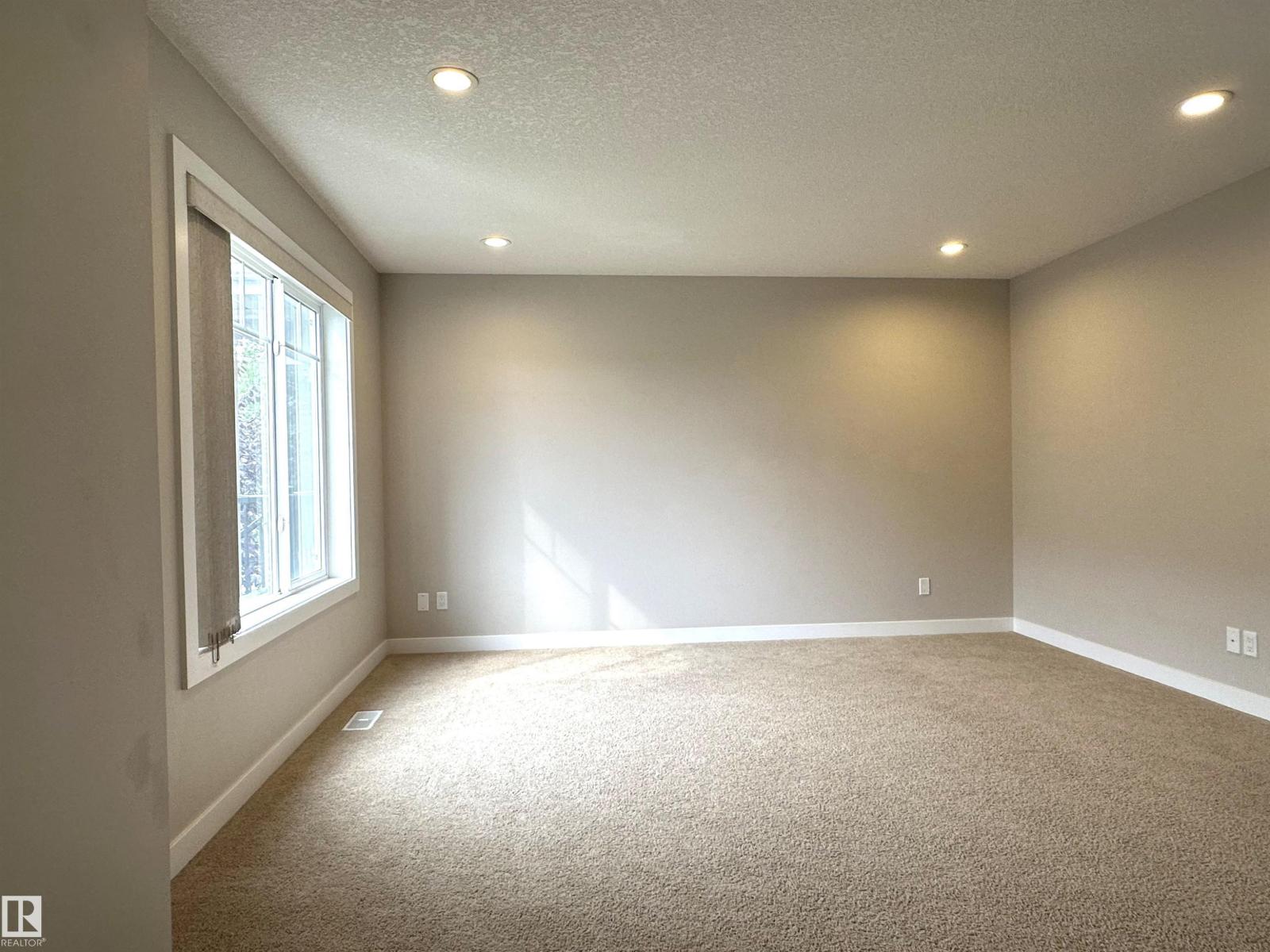 Photo 8 of 47 9535 217 St Nw, Edmonton AB